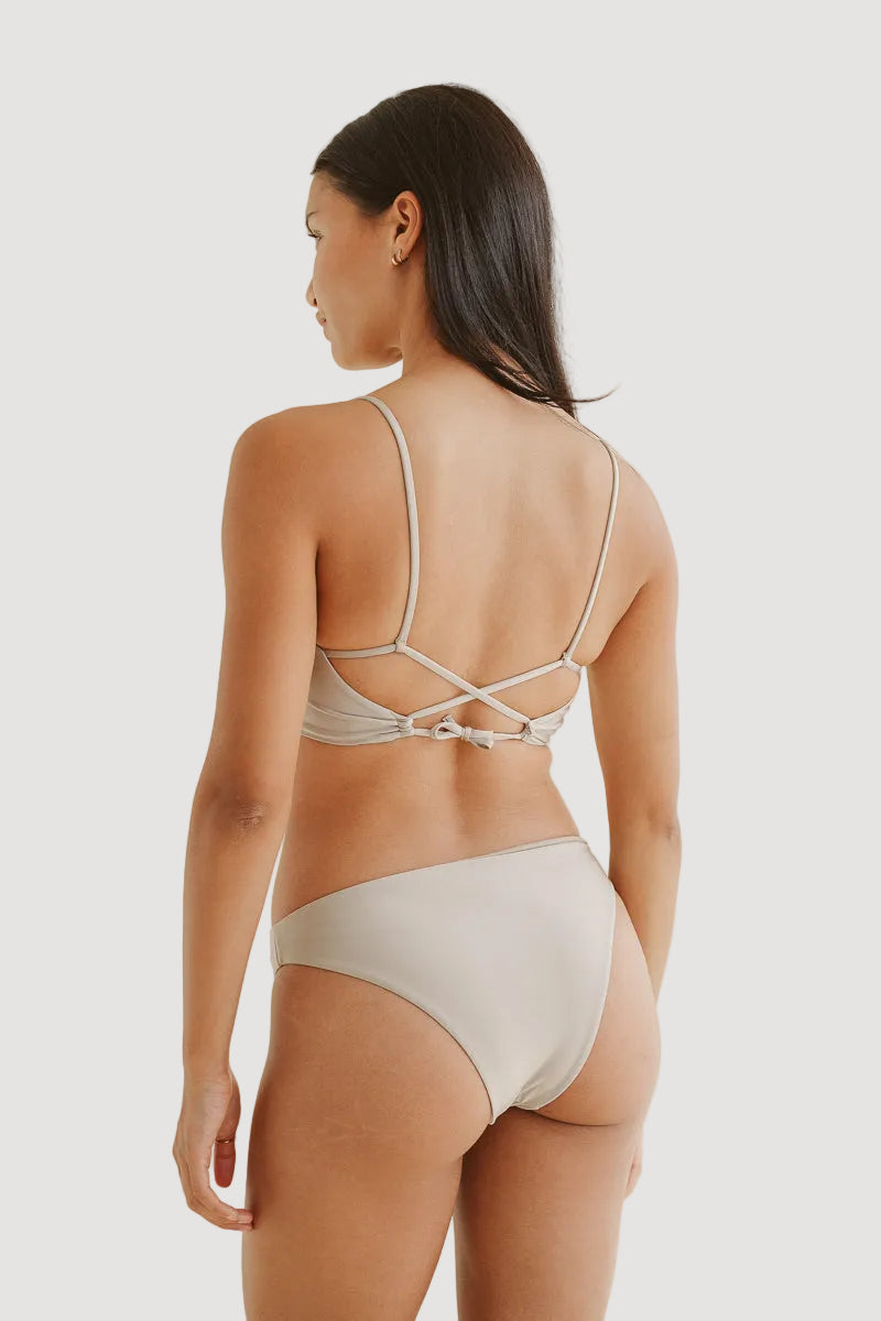 WANNAKA BIKINI HOSE BEIGE - GLÄNZEND - Recycelter Stoff