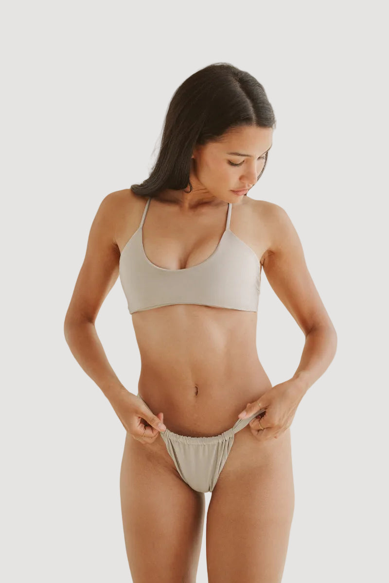 BAS DE MAILLOT MAHALO BEIGE - EFFET SATIN - TISSU RECYCLÉ