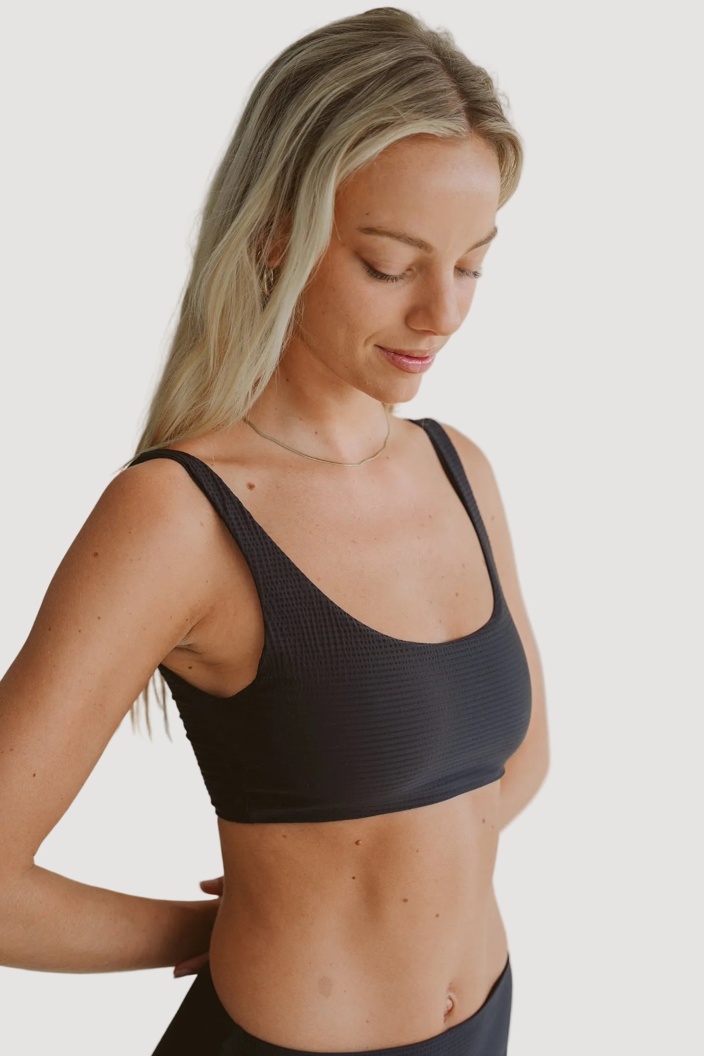 LIIA BIKINITOP BLACK - WAFFLE - Recyceltes Material