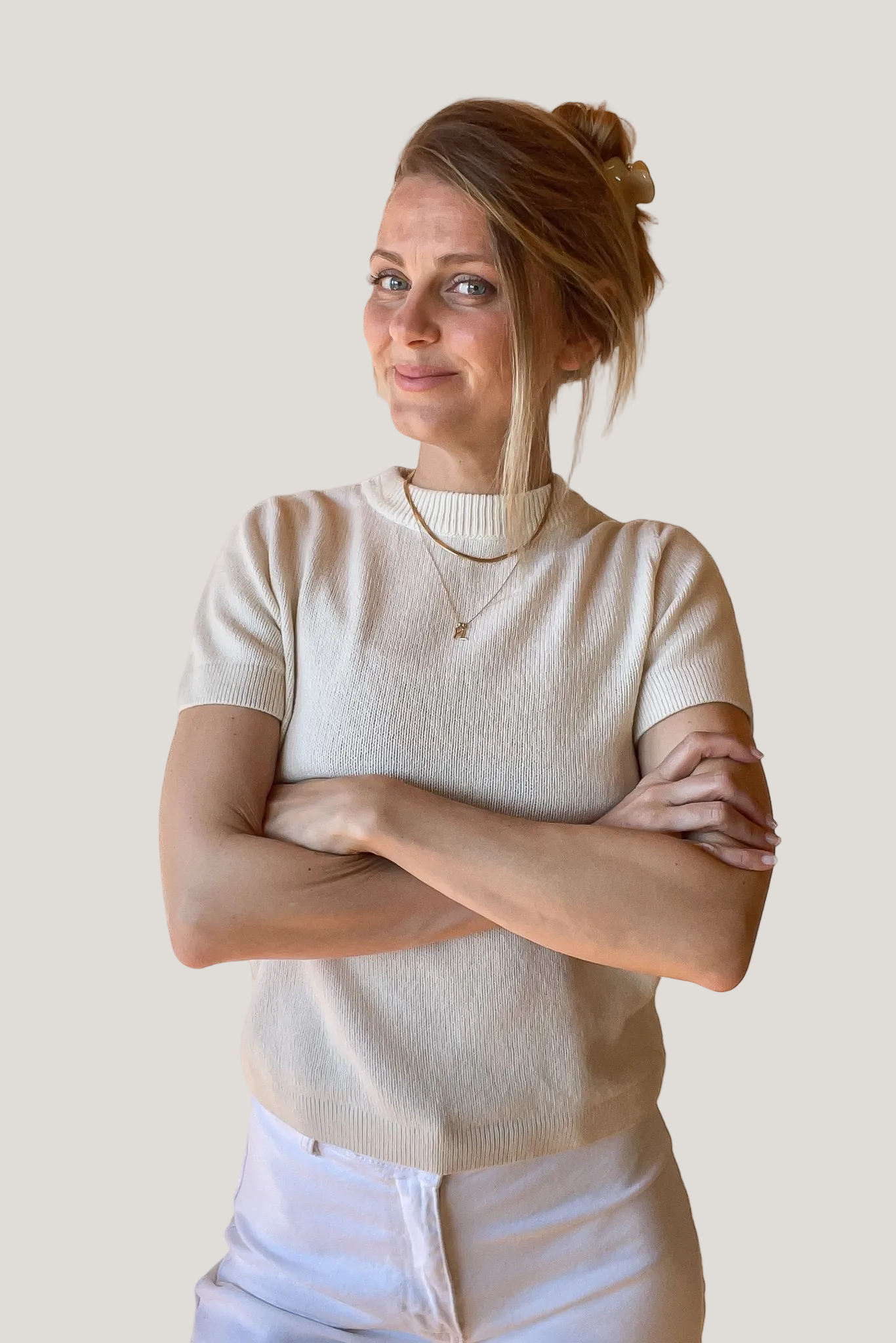 A woman wearing a beige cashmere and cotton blend T-shirt with a round neckline and rib-knitted cuffs and hem.