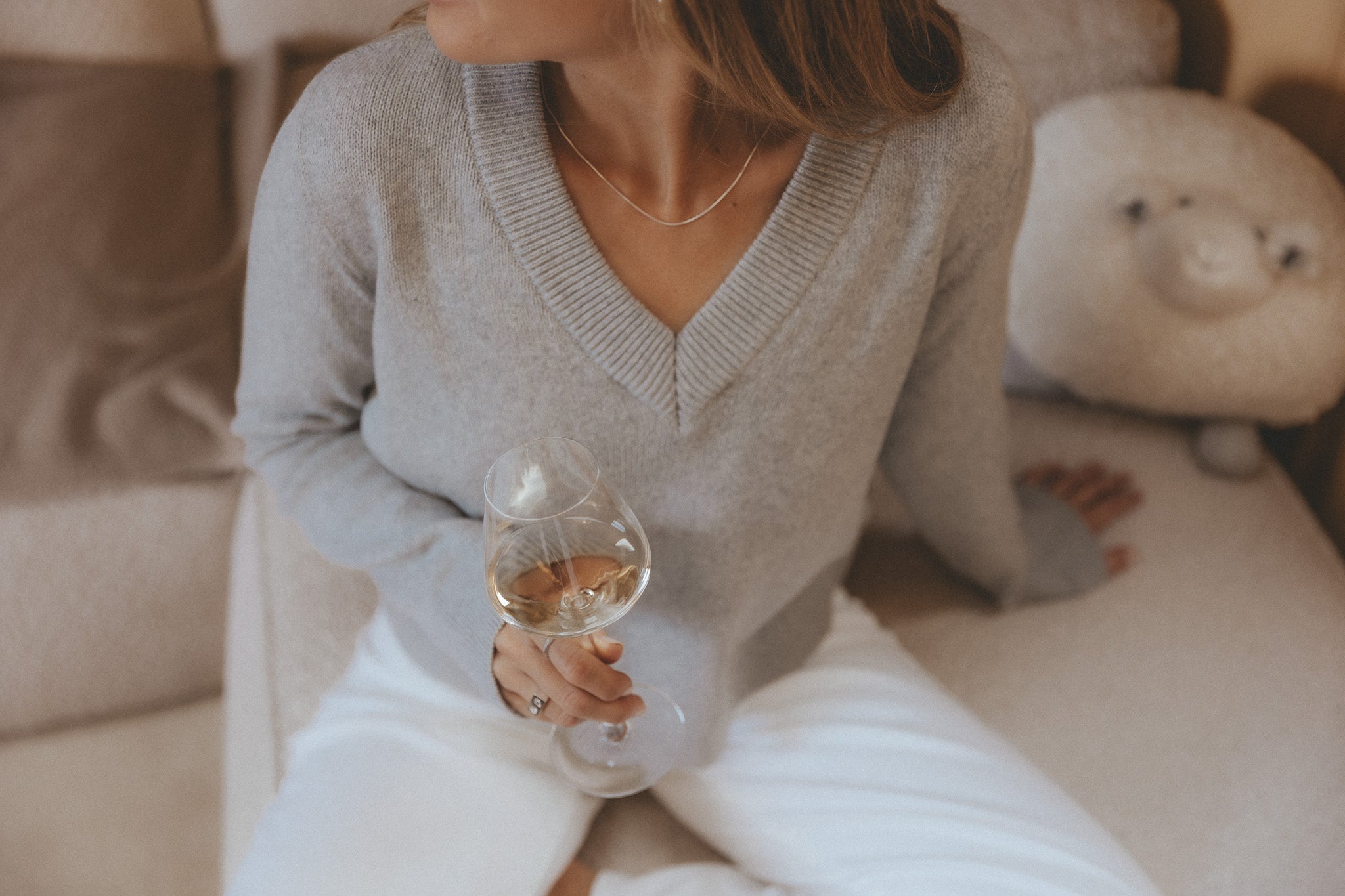 WOMAN DRINKING COFFEE WHITE CASHMERE SWEATER
