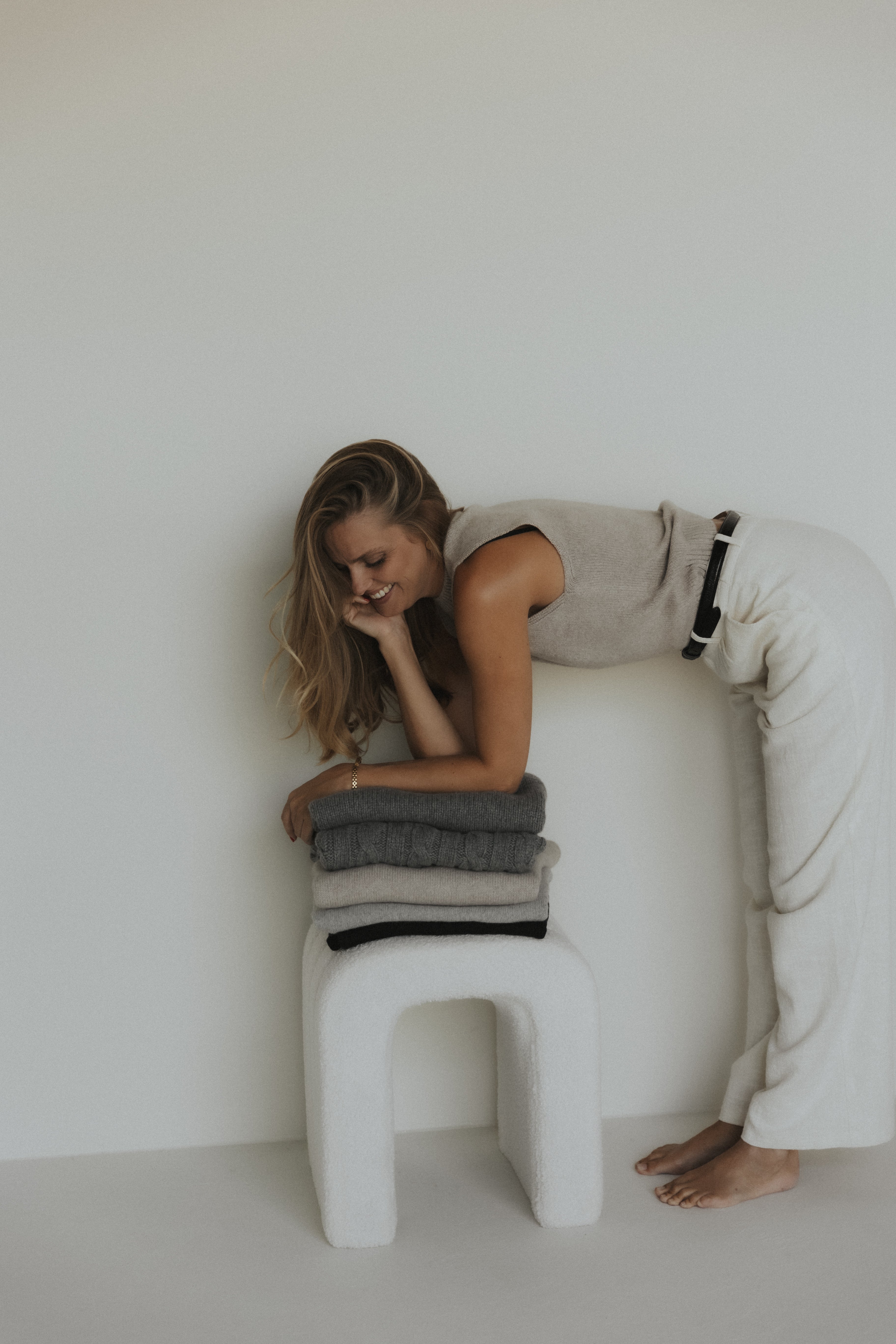 WOMAN DRINKING COFFEE WHITE CASHMERE SWEATER