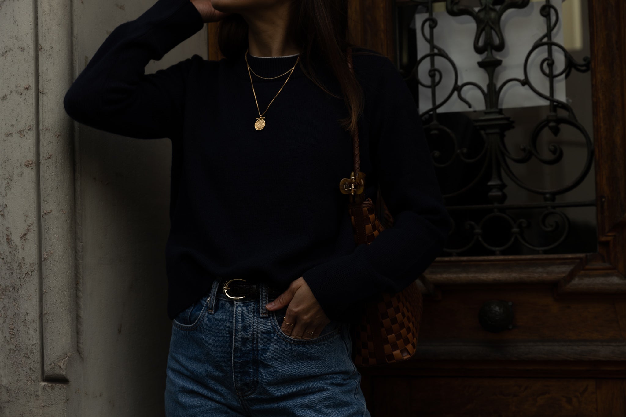 WOMAN DRINKING COFFEE WHITE CASHMERE SWEATER