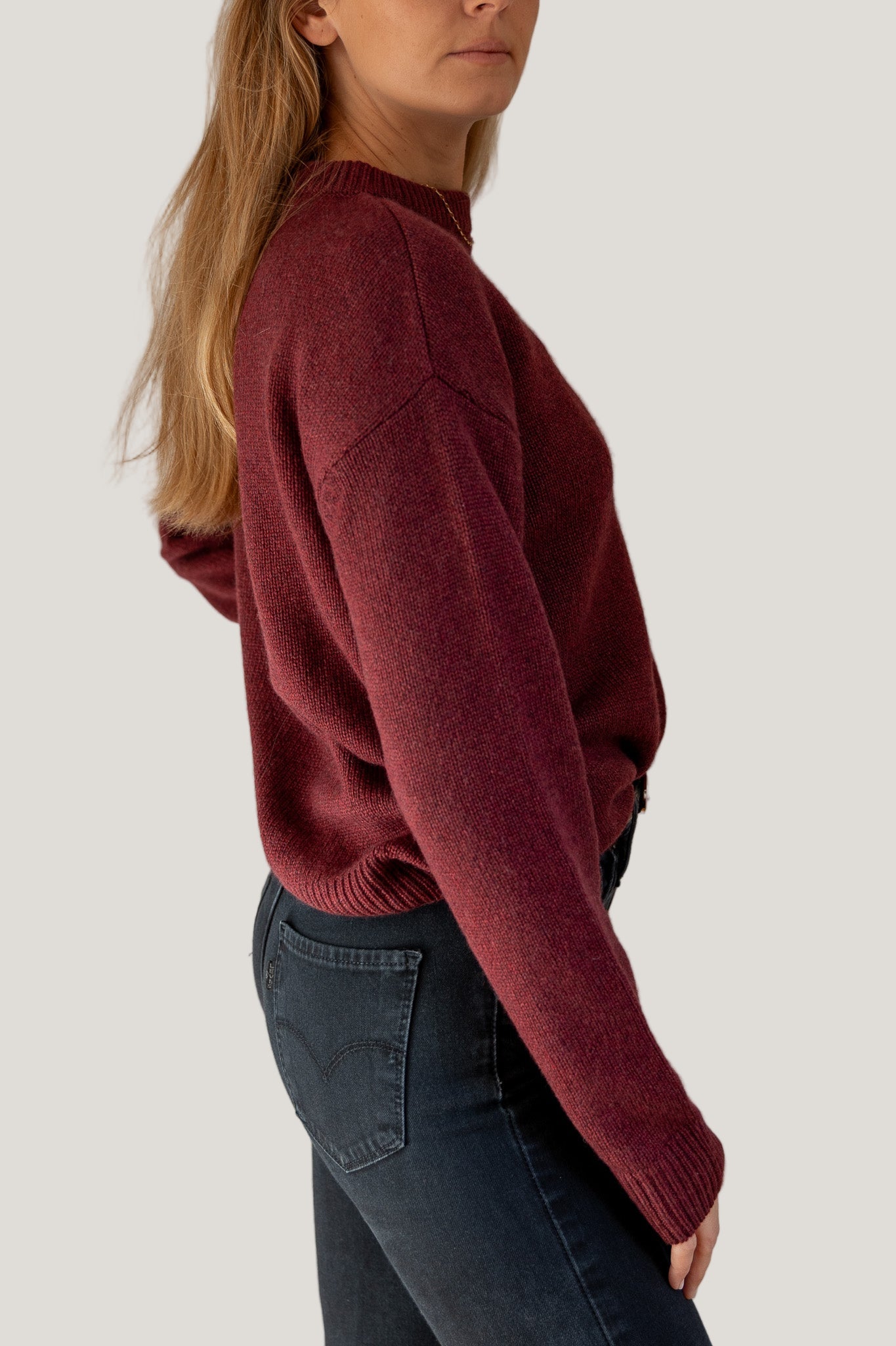 crewneck silk cashmere burgundy on a woman white background